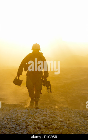 La construction de la Marine américaine 3e classe Mécanicien Ramsey Ty termine une journée de travail au poste de combat Khavajeh Molk, Afghanistan 13 déc. Banque D'Images