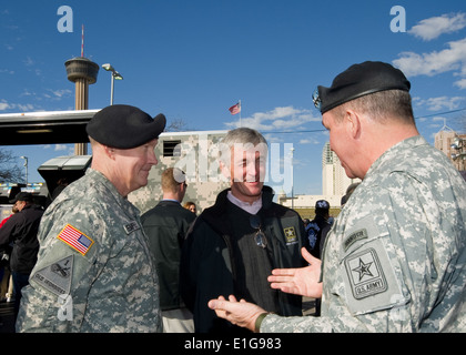 Le lieutenant général de l'armée américaine Benjamin Freakley, droite, le général commandant d'accessions Command, décrit l'impact de la All-America Banque D'Images