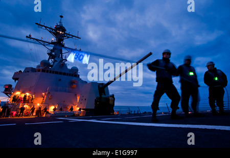 Technicien en électronique de la marine américaine de la classe 3ème Michael Johnson, à gauche, et d'autres marins homme téléphone et distance sur le forecas Banque D'Images