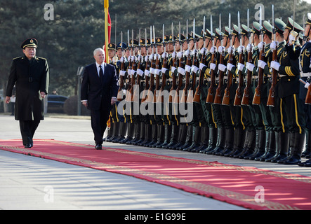 Le secrétaire américain à la défense, Robert M. Gates, centre, et le ministre de la défense chinois examen Liang Guanglie un bras de Libération du Peuple Banque D'Images