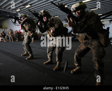 Les Marines américains affectés à la 31e unité expéditionnaire de marines participent à la formation d'armes de petit calibre dans le hangar de la baie Banque D'Images