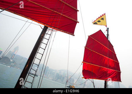 Navigué traditionnels en jonque chinoise dans le port de Victoria, hong kong Banque D'Images