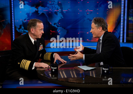 Le SMA de la Marine américaine. Mike Mullen, chef d'état-major interarmées, parle avec Jon Stewart, animateur de l'émission quotidienne, à New York Banque D'Images