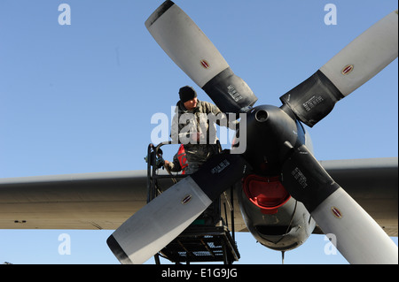 Le sergent de l'US Air Force. Scott Grgurich, un C-130 Hercules responsable avec le 43e Escadron de maintenance des aéronefs, tro Banque D'Images