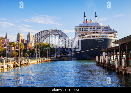 Queen Mary 2 à quai à Circular Quay, Sydney, sur une journée ensoleillée d'automne. Banque D'Images