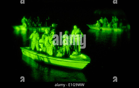 Des soldats américains de la 4e Bataillon, 10e Groupe des Forces spéciales bateaux patrouille dans le cadre de l'exercice Emerald Warrior dans Appalachicol Banque D'Images