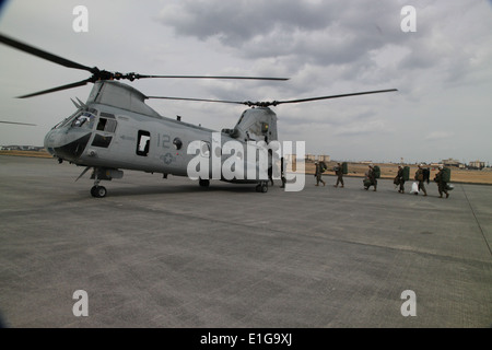 Les Marines américains et les marins avec III Marine Expeditionary Force (avant) à bord d'un hélicoptère CH-46 Sea Knight du milieu marin H Banque D'Images