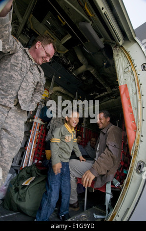 Le 13 mars de la CPS. Neil Stanfield montre un garçon égyptien autour du C-130J qui va voler de l'aéroport de Djerba Zarzis en Tunisi Banque D'Images