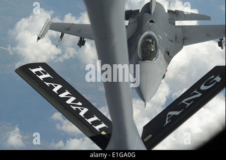 A Royal Thai Air Force F-16d'un avion se déplace en position d'être ravitaillé par un KC-135 de l'US Air Force avions Stratotanker avec Banque D'Images