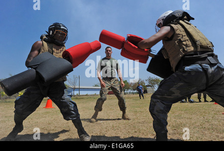 Le sergent du Corps des Marines des États-Unis. Michael Roth, centre, affecté à la formation du Corps des Marines et du Groupe consultatif, observe les marins du Nicaragua Banque D'Images