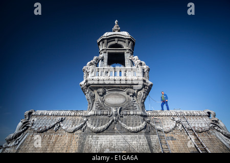 Les couvertures métalliques avec les dauphins stylisés sur le dessus de l'étain et de zinc toit de l'hôtel de ville de Vichy (Allier - Auvergne - France). Banque D'Images