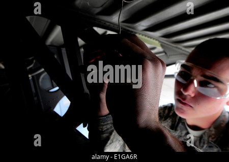 U.S. Air Force d'un membre de la 1re classe Ryan Pate, avec le 86e Escadron de maintenance des aéronefs, les réparations d'une formation de lumières sur un C-130J S Banque D'Images