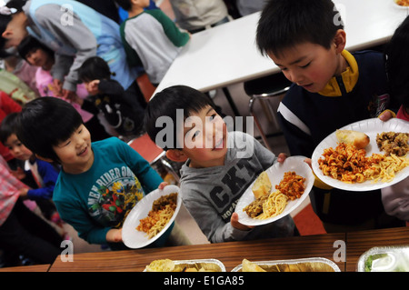 Les enfants attendent en ligne pour un repas à la Biko-en soins des enfants dans maison Shichinohe, au Japon, au cours d'un projet de service communautaire Banque D'Images