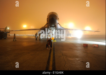 Les aviateurs américains dans le 28e Escadron de maintenance préparer un B-1B Lancer aircraft le 27 mars 2011, à Ellsworth Air Force Base, S.D. Banque D'Images