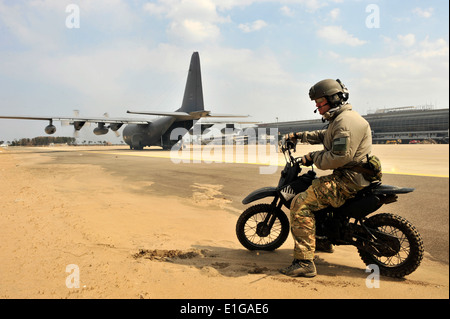 U.S. Air Force Tech Sgt. Ray Decker, un membre de l'équipe météo d'opérations spéciales avec le 320th Special Tactics Squadron, 353SP Banque D'Images