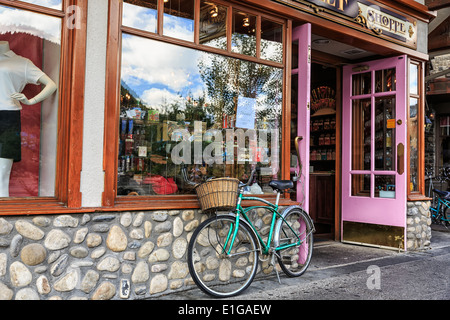 Cruiser vélo avec panier à l'extérieur d'une vitrine, Banff, Alberta, Canada Banque D'Images