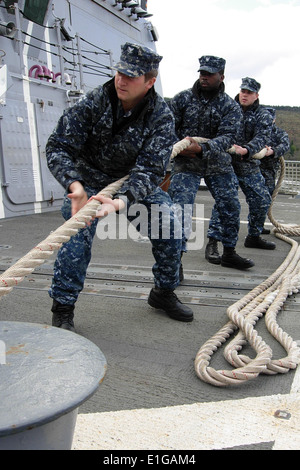 Les marins américains affectés au destroyer lance-missiles USS Forrest Sherman (DDG 98) une ligne au cours de l'ancre et la mer en détail Banque D'Images