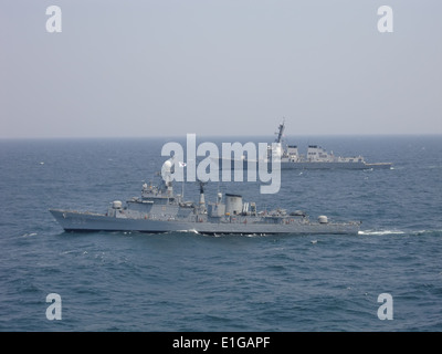 Le destroyer lance-missiles USS (DDG 85 Lexington-historic District), à droite, aux côtés de la Corée du Sud croisières ROKS frégate Séoul (FF 952) dur Banque D'Images