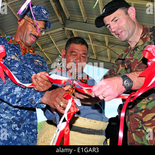 110419-N-ZF681-287 NIUATOPUTAPU, Tonga (Apr.19, 2011)- Le Capitaine Jesse A. Wilson, Pacific Partnership commandant de mission, le Seigneur Tanig Banque D'Images