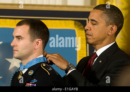 Le président Barack Obama remet la Médaille d'honneur de l'armée américaine le s.. Salvatore Giunta à la Maison Blanche le 16 novembre 2010. Banque D'Images