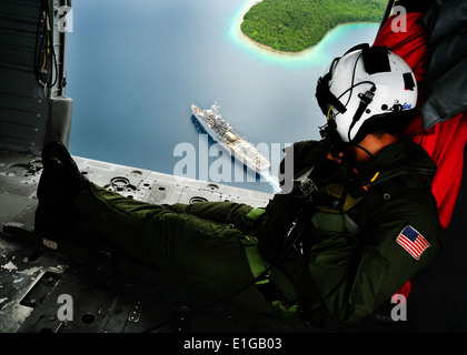 U.S. Navy Naval Air Crewman 2e classe Bowen Derik, droite, attaché à l'Escadron d'hélicoptères de combat de la mer (HSC) montres 23 l'amphi Banque D'Images