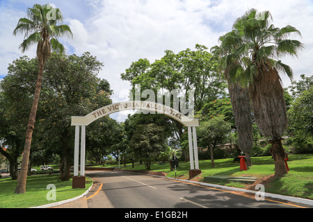 Archway panneau à l'entrée de l'hôtel Victoria Falls, Zimbabwe, Afrique du Sud. Banque D'Images