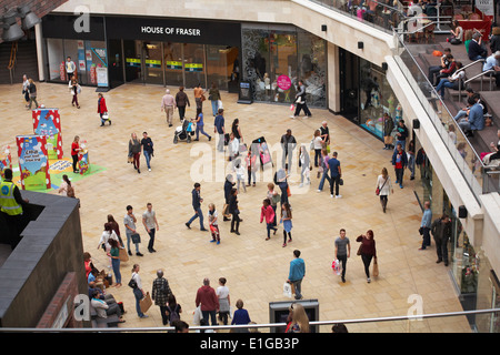 Balades autour de shopping centre commercial de Cabot Circus à Bristol en mai Banque D'Images