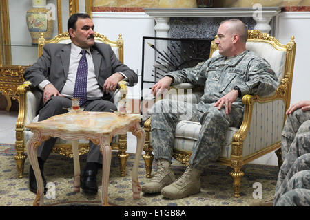 Le brigadier de l'armée américaine. Génération Rock Donahue, droite, le commandant de l'Army Corps of Engineers du Pacifique Sud, rencontre les mêmes Banque D'Images