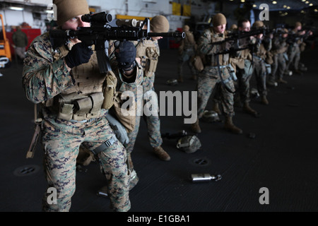 30 mars 2011, les Marines américains avec des armes Company, 2e Bataillon, 5e Bataillon du Régiment de Marines, l'équipe d'atterrissage (BLT), 31ème Marin Banque D'Images