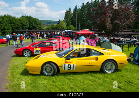 Les voitures de sport Ferrari dans le paddock à Shelsley Walsh Hill Climb, Worcestershire England UK Banque D'Images