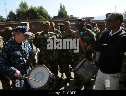 Maître de 3e classe Jason McDonough, un batteur avec la U.S. Naval Forces Europe Band Jazz, basée à Naples, Itali Banque D'Images