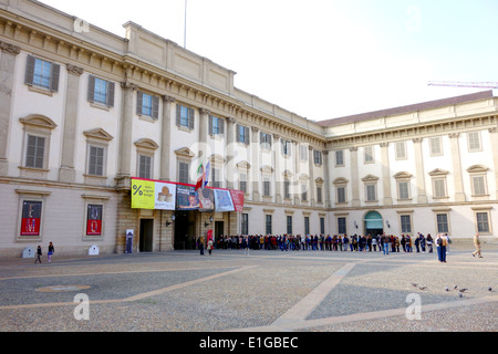 Les gens la queue à l'entrée de Palazzo Reale de Milan, Italie Banque D'Images