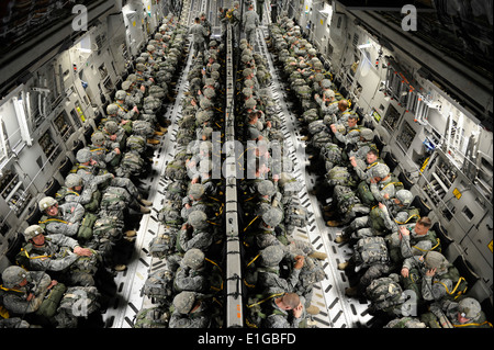 Les parachutistes de l'armée américaine avec la 82e Division aéroportée s'asseoir dans une armée de l'Air C-17A Globemaster III avant d'un largage pendant un joi Banque D'Images