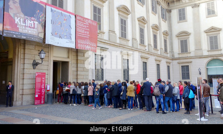 Les gens la queue à l'entrée de Palazzo Reale de Milan, Italie Banque D'Images