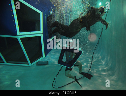 Un aviateur naval américain sort d'une 9D6 simulateur lors d'un exercice d'entraînement à la survie de l'Aviation Training Centre (ASTC) au Naval Air Banque D'Images