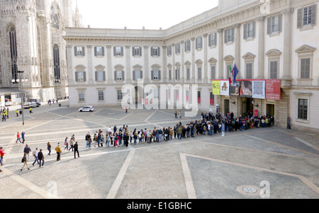 Les gens la queue à l'entrée de Palazzo Reale de Milan, Italie Banque D'Images