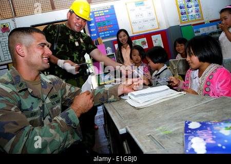 Le lieutenant de la Marine américaine j.g. Kevin J. Burnett, gauche, avec U.S. Naval Construction Battalion Mobile 11, le détachement d'or Cobra (CG) 2011, un Banque D'Images