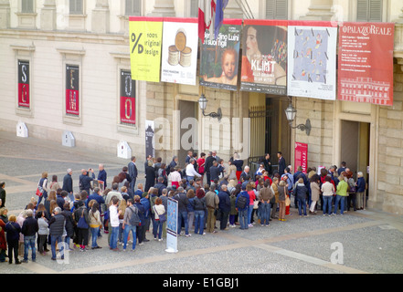 Les gens la queue à l'entrée de Palazzo Reale de Milan, Italie Banque D'Images