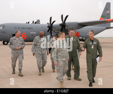 Le colonel de l'armée américaine David S. Baldwin, troisième à partir de la droite, l'adjudant général de la Garde nationale de Californie, tours l'air Expediti 302e Banque D'Images