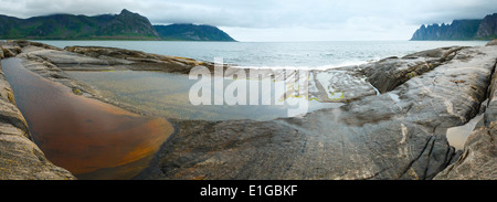 Panorama de la côte d'une nuit d'été. Les dents de dragon rock, Jagged Ersfjord, Senja, Norvège . Banque D'Images