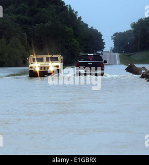 Les membres de la Garde nationale de l'Arkansas vérifier sur les automobilistes conduire sur une route inondée dans l'Est de l'Arkansas, le 7 mai 2011. (U.S. Un Banque D'Images