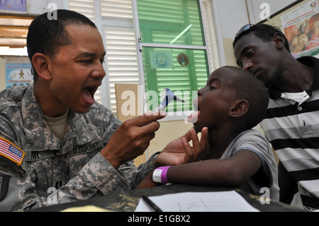 Le capitaine de l'armée américaine Vincent Fry effectue un contrôle sur un enfant d'Obock, Djibouti, lors d'un récent programme de la capacité médicale (MEDCAP) Banque D'Images