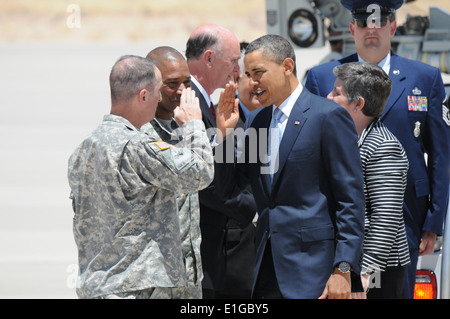 Le président américain Barack Obama salue le commandement de l'armée américaine le Sgt. Le major David S. Davenport, le Fort Bliss, Texas, sergent-major de commandement, un Banque D'Images