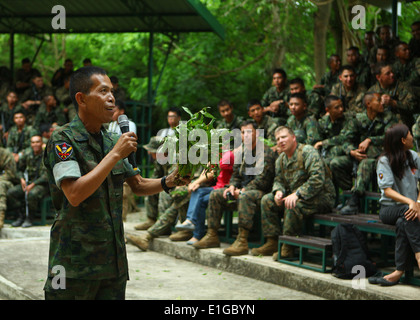 Royal Thai Marine Corps Lt. Pranom Yodrug, instructeur au Royal Thai Marine Corps ? Bataillon de Reconnaissance, aux États-Unis montre Mar Banque D'Images