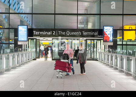 Londres, Royaume-Uni. 4 juin 2014. Les passagers à l'entrée de la zone de départ à l'aéroport de Londres Heathrow Terminal 2 de 'La reine' Terminal quand elle s'ouvre au public après une reconstruction de 2,5 milliards de livres. Crédit : Peter Manning/Alamy Live News Banque D'Images