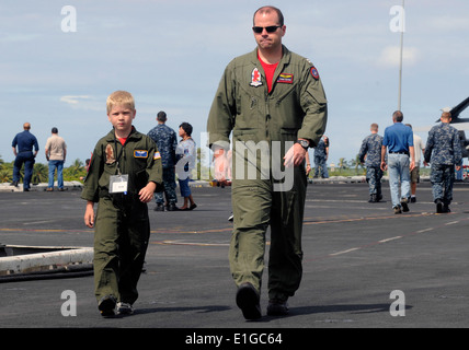 Le lieutenant Todd Petrie, affecté à l'Escadron d'avions de combat interarmées, 22 promenades avec son parrainé tiger participant croisière sur le pont o Banque D'Images