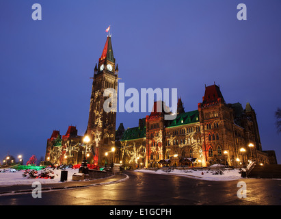 Le Parlement canadien à Ottawa dans la nuit avec les lumières de Noël s'afficher sur l'Édifice du Centre et tour de la paix Banque D'Images