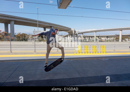 Los Angeles California,LA County Metro Rail,réseau ferroviaire urbain,transport en commun,Green Line,Douglas,Rosecrans,station,plate-forme,transport,Black minorités,boy Banque D'Images