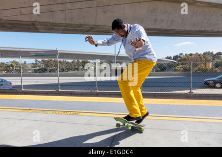 Los Angeles California,LA County Metro Rail,réseau ferroviaire urbain,transport en commun,Green Line,Douglas,Rosecrans,station,plate-forme,transport,Black minorités,boy Banque D'Images