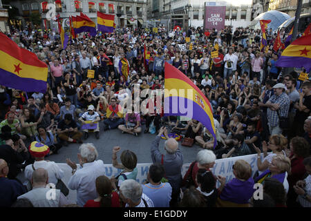 3 juin 2014 - Madrid, Espagne - Manifestants tenant des drapeaux et bannières reivindicative républicaine contre la monarchie espagnole écouter une speecher lors d'une manifestation demandant un référendum sur l'avenir de la monarchie à Madrid, en Espagne, le mardi 3 juin 2014. Le premier ministre Espagnol Mariano Rajoy a tenu une réunion du cabinet d'urgence pour le projet de la procédure légale pour le Roi Juan Carlos d'abdiquer et d'être remplacé par son fils, le Prince Felipe. Le transfert ne peut pas se produire jusqu'à ce que le gouvernement de l'artisanat le mécanisme d'abdication et Felipe est prise du pouvoir. Juan Carlos a dirigé la transition de l'Espagne d Banque D'Images